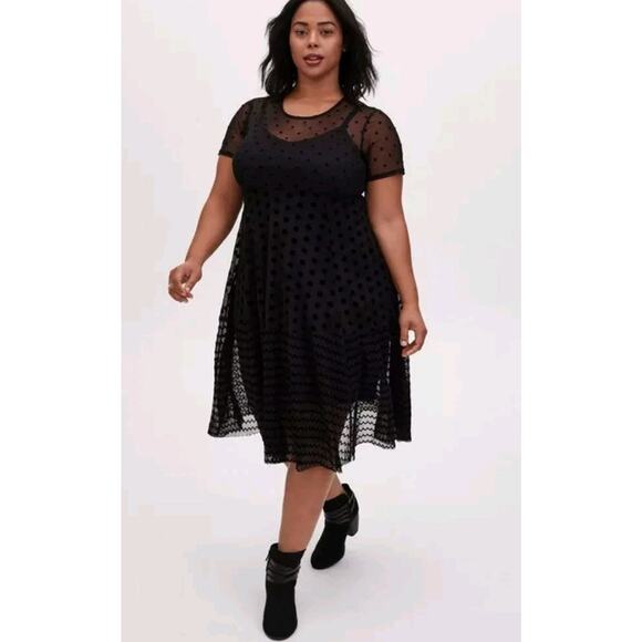 Torrid Flocked Mesh Midi Dress Sz L Black Shirred Hem Short Sleeve Whimsigoth - Picture 1 of 14